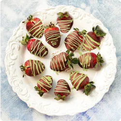 Strawberries in Dubai chocolate with pistachio coating