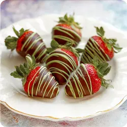 Strawberries in Dubai chocolate with pistachio coating