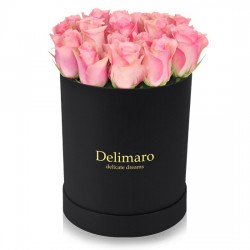 różowe róże, okrągłe czarne pudełko, kwiaty na dzień matki