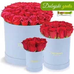 Czerwone róże w błękitnym pudełku