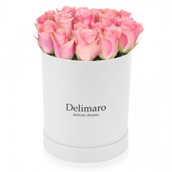 różowe róże, okrągłe białe pudełko, kwiaty na dzień matki