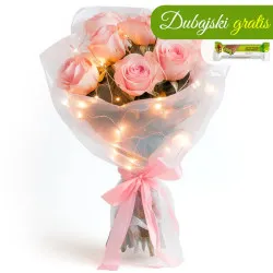 Bukiet różowych róż ze światełkami