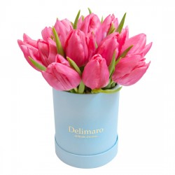 Różowe tulipany w błękitnym pudełku