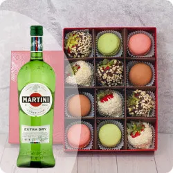 Truskawki W Białej I Mlecznej Czekoladzie W Posypce Kokosowej I Orzechowej Z Makaronikami + Martini