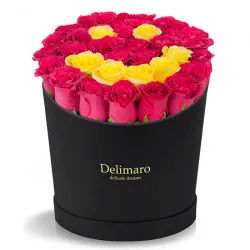 Uśmiech z róż w czarnym pudełku