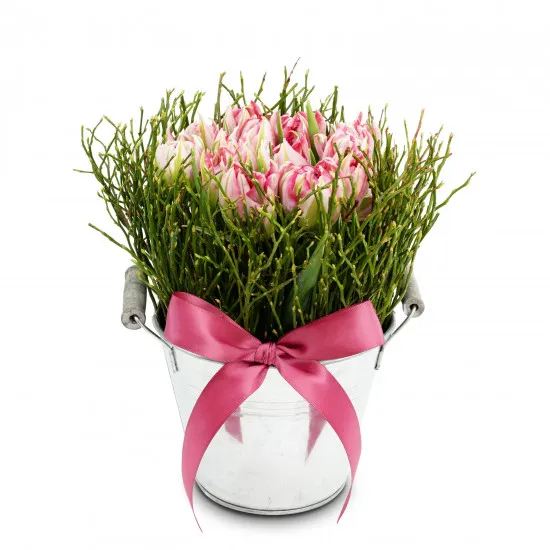 Kompozycja kwiatowa Słodki prezent wielkanocny