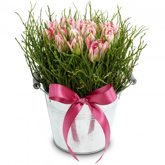 Kompozycja kwiatowa Słodki prezent wielkanocny