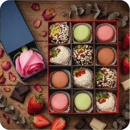 Truskawki W Białej I Mlecznej Czekoladzie W Posypce Kokosowej I Orzechowej Z Makaronikami + Różowa Róża