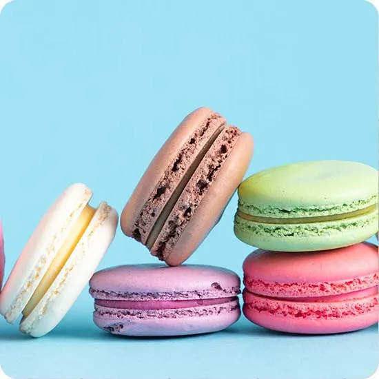 Truskawki W Białej I Mlecznej Czekoladzie W Posypce Kokosowej I Orzechowej Z Makaronikami + Różowa Róża