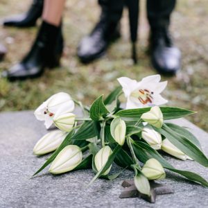 Kwiaty składane na grobie - jako dowód pamięci