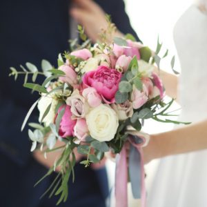 Kwiatowe inspiracje dla aranżacji weselnych - poznaj najpiękniejsze!