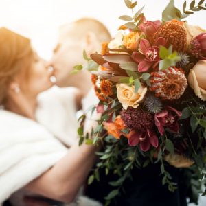 Jakie kwiaty na pierwszą rocznicę ślubu? Przewodnik po symbolice