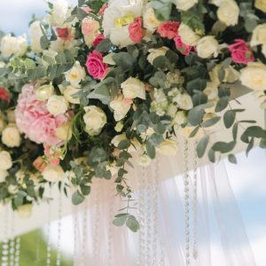 Jakie kwiaty na wiosenny ślub: przewodnik po dekoracjach